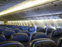 O femeie susține că a fost violată în avion, în timpul unui zbor de noapte. Presupusul agresor a fost reținut