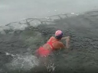 Câțiva chinezi înoată într-un lac din Beijing în fiecare zi, deși uneori apa e aproape înghețată