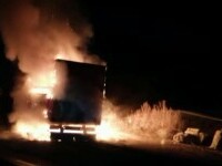 Un camion plin cu marfă s-a făcut scrum, în Suceava. Focul a pornit de la frânele încinse