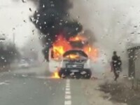 Incendiu puternic pe un drum din Gorj. O furgonetă s-a făcut scrum