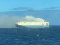 O navă care transporta 4.000 de mașini VW, Porsche, Audi şi Lamborghini a luat foc în Oceanul Atlantic. VIDEO