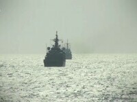 Situația este tensionată și în Marea Neagră. O navă militară rusească deviază sau oprește vasele care merg către Ucraina