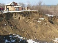 Alunecări de teren în două localități din Dâmbovița. Răul mănâncă din maluri, punând în pericol casele din apropiere