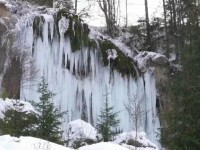 Cascada de la Vidra a înghețat. Peisajul de poveste atrage turiști din toată țara