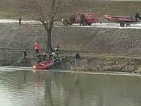 Cățel salvat de pompieri, după ce s-a rupt gheața cu el, pe râul Mureș