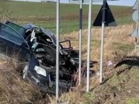 O adolescentă din Alba a furat mașina părinților și a făcut accident. A fost grav rănită