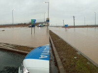 Inundaţii pe DN7, în judeţul Hunedoara, din cauza ploilor abundente. Traficul rutier a fost închis