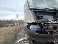 Un tren a lovit o remorcă cu gunoi, în Olt. Mecanicul de locomotivă a fost rănit