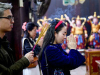 De Ziua Îndrăgostiţilor, tinerii singuri se roagă într-o pagodă pentru a-şi găsi jumătatea