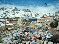 Cât costă să escaladezi vârful Everest. Nepalul a scumpit considerabil permisul necesar