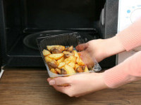 Un studiu arată de ce nu ar trebui să mâncăm niciodată din recipiente din plastic