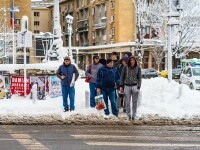 vreme rece, ninsoare, oameni pe strada