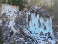 Imagini spectaculoase în Apuseni. Cascada de la Vidra s-a transformat într-o perdea albastră de gheață