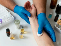 (P) Ghid pas cu pas pentru folosirea apei oxigenate ca agent de curățare a plăgilor