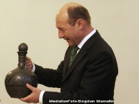 Ce cadouri a primit Basescu in 2010: bici de piele, sabie, coif