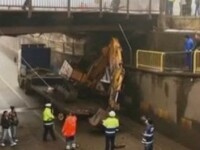 A murit strivita de o bucata de beton de 300 de kg rupta dintr-un pod!