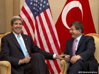 Secretarul american de stat John Kerry si ministrul turc de externe Ahmet Davutoglu
