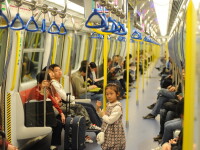 Aparitie ciudata la metroul din Beijing. Masca datorita careia un barbat a devenit faimos pe internet