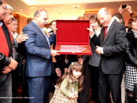 Presedintele Traian Basescu primeste un cadou de la comunitatea de romani din Teritoriile Palestiniene, marti, 21 ianuarie 2014.