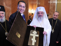 Victor Ponta cu patriarhul Daniel, popi si o biblie