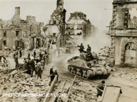 Franta 1944 tanc american printre ruine
