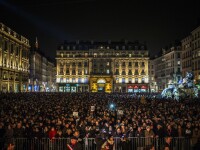 100.000 de oameni au iesit pe strazi, in Franta, pentru a le aduce un omagiu victimelor atacului de la Paris. GALERIE FOTO