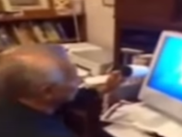 Bunicul si tehnologia. Cum incearca un batranel sa deblocheze calculatorul cand nepotul ii spune ca a 