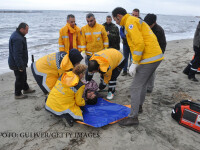 Cadavrele a zeci de refugiati, aruncate de valuri pe plajele Turciei. Care a fost cauza tragediei