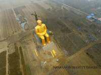 statuie aurita a lui Mao