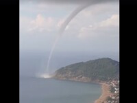O tornada spectaculoasa, in forma de trompa, filmata deasupra apei in Italia. VIDEO