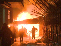 Incendiu puternic intr-un cartier de case din Capitala, ramas fara curent. Localnicii au incercat sa stinga focul cu zapada