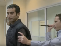 Un reporter israelian a vrut sa testeze o vesta anti- injunghiere, in direct. Ce s-a intamplat cand a fost lovit cu cutitul