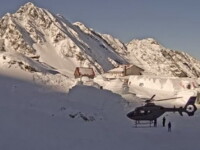 Doua elicoptere au fost trimise dupa cei 68 de turisti blocati la 2000m altitudine. Cum a decurs operatiunea de salvare