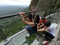Podurile de sticla, noua atractie turistica in China. 