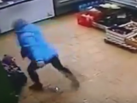Caz socant in Rusia. O mama a fost filmata in timp ce isi lovea copilul, aflat la podea, cu picioarele in burta. VIDEO