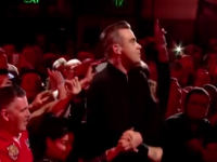 Robbie Williams, filmat in timp ce isi curata mainile cu gel antibacterian dupa ce a dat mana cu mai multi fani. VIDEO