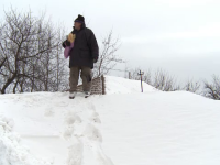Buzoienii spun ca aceasta e cea mai aspra iarna din ultimii 10 ani. Un barbat, obligat sa urce un zid de zapada de 5 metri