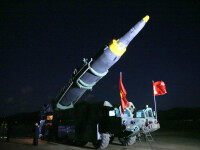 Kom Jong-Un inspectează o racheta Hwasong-12