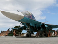 Su-34 rusesc pe pista la baza din Hmeimim
