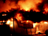 Incendiu violent într-un bloc din Vulcan. 10 persoane au fost duse la spital