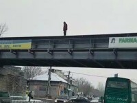 Un bărbat ameninţă că se aruncă de pe un pod din Piteşti