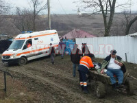 Pacient transportat cu căruța, în Vaslui, după ce ambulanța a rămas împotmolită în noroi