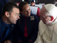 Papa Francisc a oficializat nunta a doi însoțitori de zbor, la bordul unei aeronave