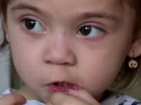 Povestea Elenei, fetița care e ținută în viață cu ajutorul unei perfuzii, din cauza unei boli rare