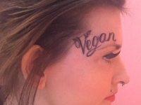 Femeie ironizată online după ce și-a tatuat pe față cuvântul 