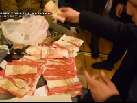Moldoveni arestaţi în timp ce spălau mii de euro în casă