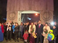 Opt cupluri s-au căsătorit la Poarta Sărutului, de Revelion. ”O noapte de neuitat”