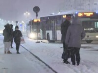 Probleme în traficul din Capitală, după prima ninsoare din acest an. ”Mă duc sanie”