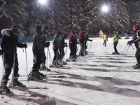 Distracție în nocturnă la munte. Turiștii profită de pârtiile libere pe înserat