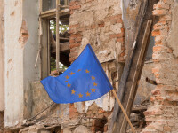 steagul UE pe o cladire in ruina